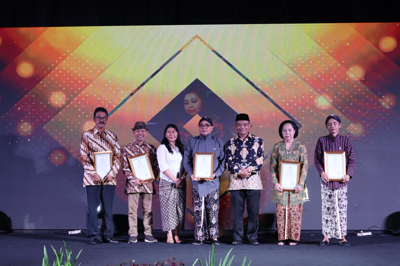 Lima Tokoh Budaya Menerima Penghargaan Seniman dan Budayawan Kota Yogyakarta Tahun 2022